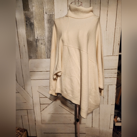 A symmetrical turtle neck sweater. - Picture 6 of 6